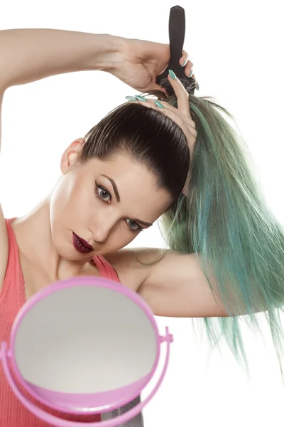 Woman combing her hair — Stock Photo, Image