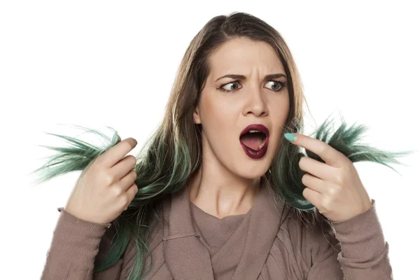 Vrouw met groene haar — Stockfoto