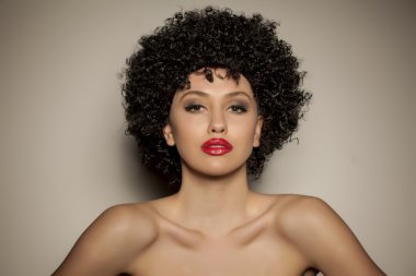 siyah kıvırcık peruk kadınla