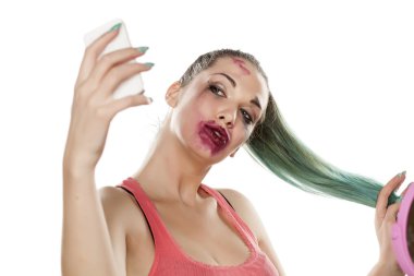 Kadın selfie çekiyor.