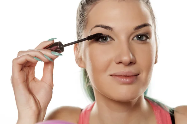 Woman applying mascara — Stock Photo, Image