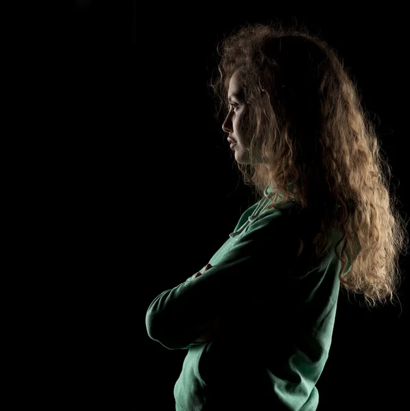 Девушка в темноте — стоковое фото