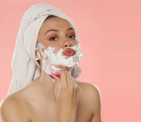 Женщина бреет лицо — стоковое фото
