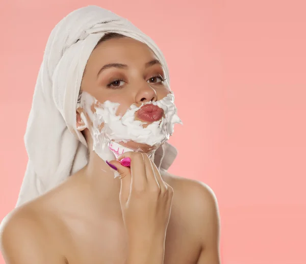 Mujer afeitándose la cara — Foto de Stock