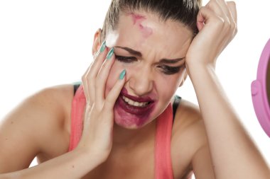 çaresiz genç kadın 