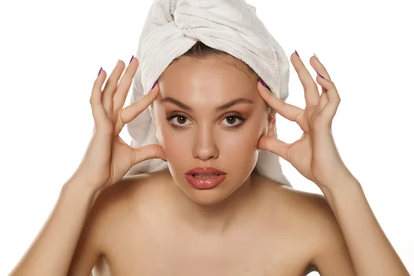 Vrouw aanscherping van haar gezicht — Stockfoto