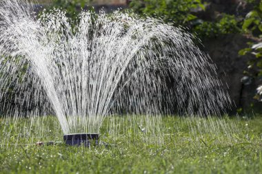 su püskürtme yağmurlama