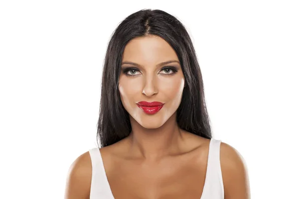 Vacker ung kvinna med rött läppstift — Stockfoto