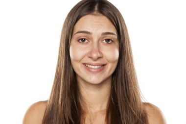 kadın sahte gülümseme ile