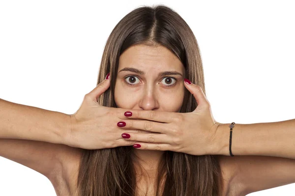 Mujer joven asustada — Foto de Stock