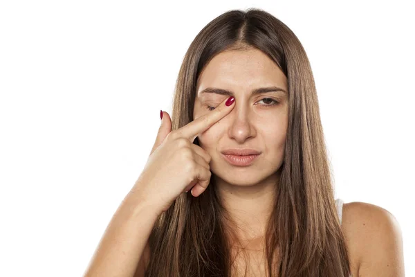 Mujeres con picazón en el ojo — Foto de Stock