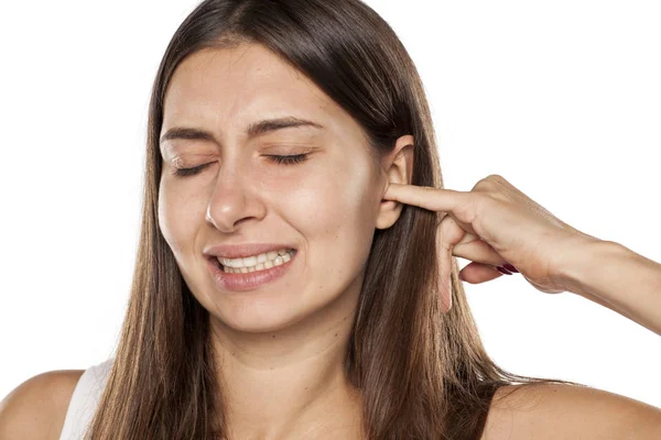 Frau mit juckenden Ohren — Stockfoto