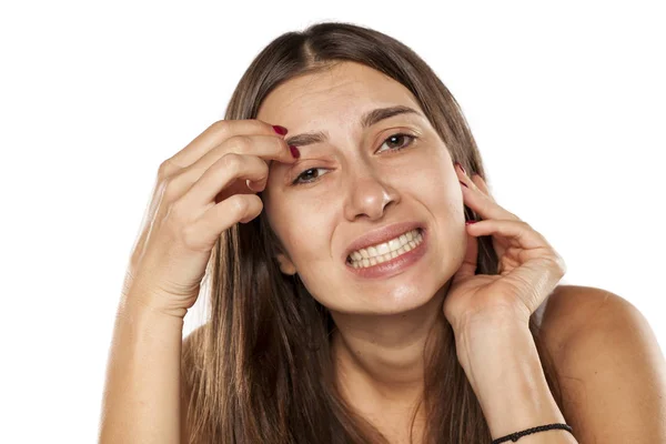 Mulher com comichão nas sobrancelhas — Fotografia de Stock