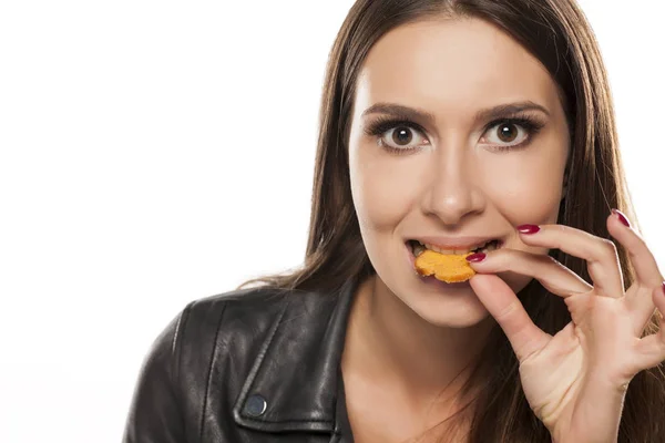 Vrouw, eten snacks — Stockfoto