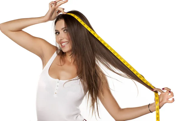 Mujer mostrando la longitud de su cabello — Foto de Stock