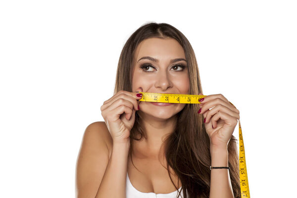 женщина с измерительной лентой 