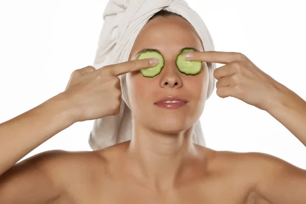 Kadın salatalık yüz tedavi ile — Stok fotoğraf