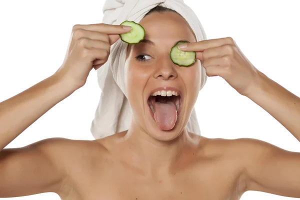 Kvinna med gurka ansiktsbehandling — Stockfoto