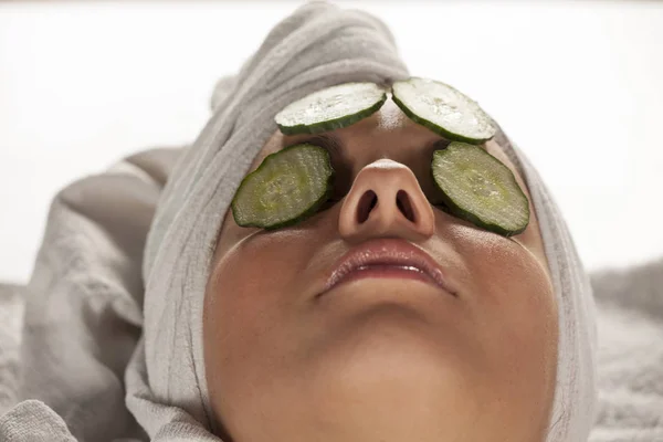 Wanita dengan perawatan wajah mentimun — Stok Foto