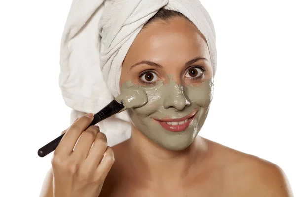 Mulher com uma máscara de lama — Fotografia de Stock
