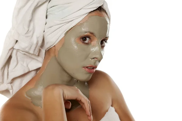 Mulher com uma máscara de lama — Fotografia de Stock