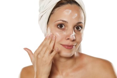 genç güzel kadın bir krem yüzüne karşı uygulanan.