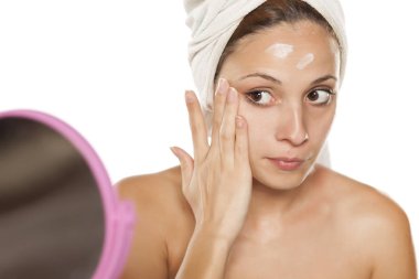 genç güzel kadın bir krem yüzüne karşı uygulanan.