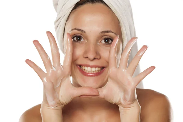 Kvinna visar händerna täckta med pomada — Stockfoto