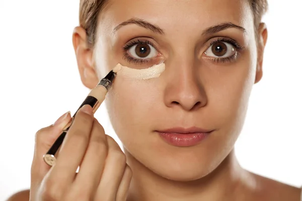 Mujer haciendo maquillaje —  Fotos de Stock