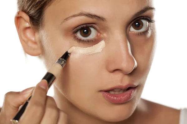 Mujer haciendo maquillaje — Foto de Stock