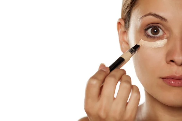 Perempuan Melakukan Makeup — Stok Foto