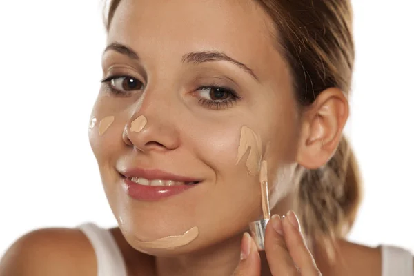 Mujer haciendo maquillaje —  Fotos de Stock