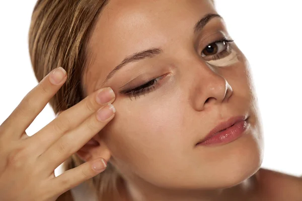 Mujer haciendo maquillaje —  Fotos de Stock