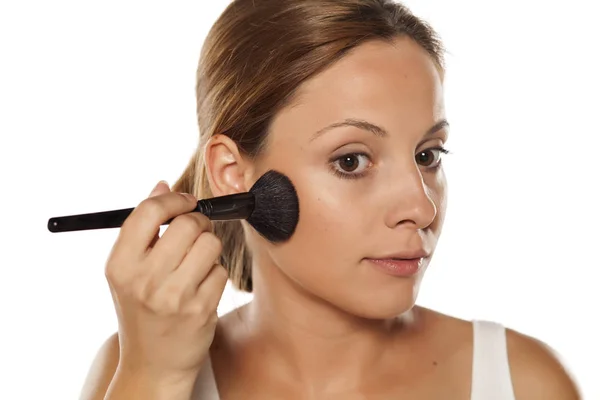 Mujer haciendo maquillaje — Foto de Stock
