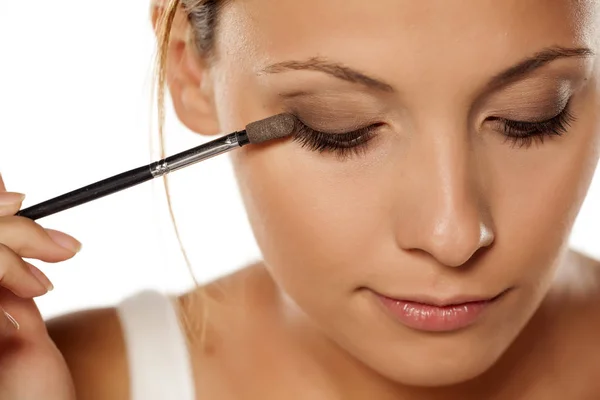 Mujer haciendo maquillaje —  Fotos de Stock