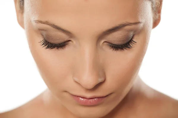 Cara de mujer con pestañas naturales — Foto de Stock