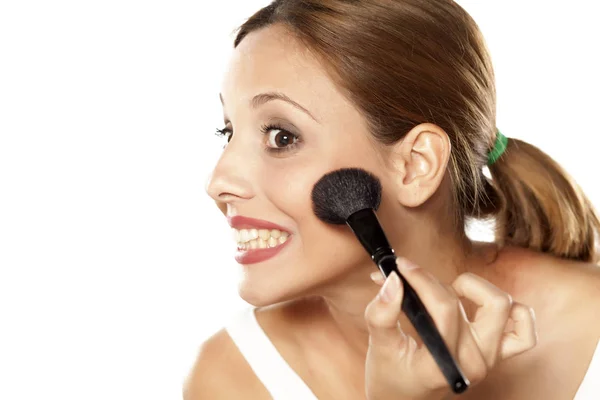 Frau beim Make-up — Stockfoto