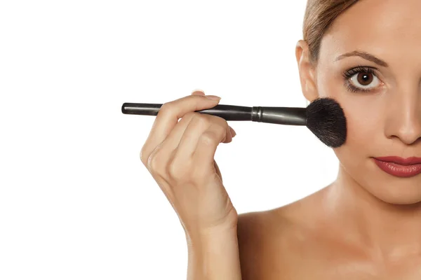 Kobieta robi makijaż — Zdjęcie stockowe