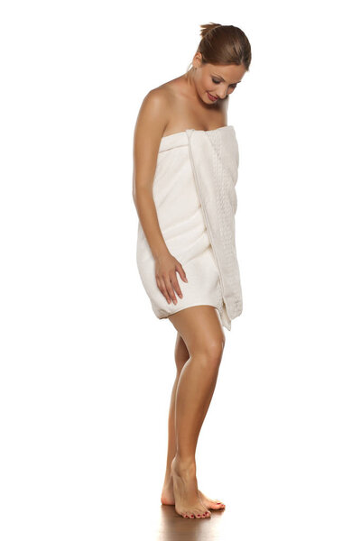 молодая женщина в игрушке