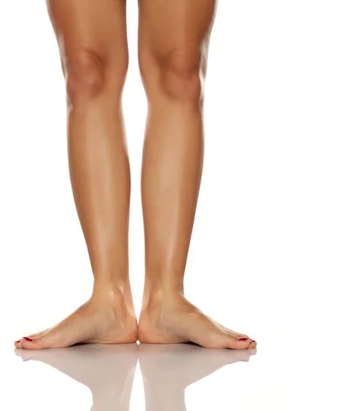 Gambe e piedi delle donne su sfondo bianco — Foto Stock