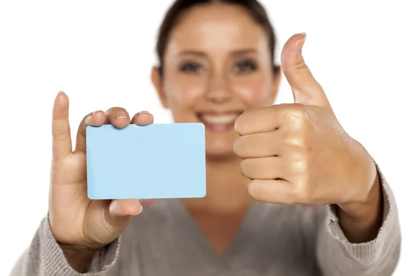 Vrouw met een creditcard — Stockfoto