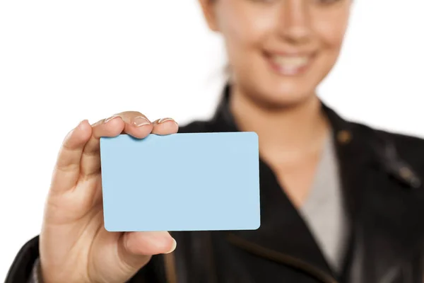 Kvinna som innehar ett kreditkort — Stockfoto