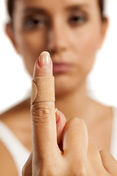다친된 손가락을 가진 여자 — 스톡 사진