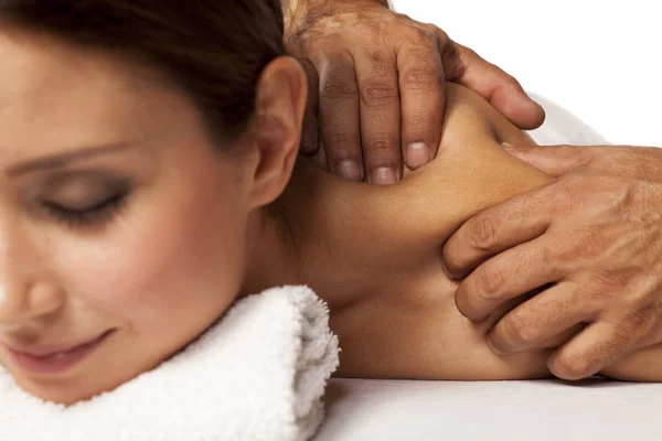 Mulher desfrutando de massagem — Fotografia de Stock