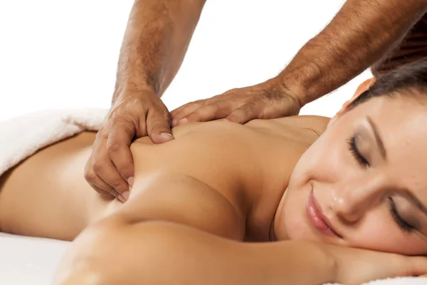 Жінка, насолоджуючись масаж — стокове фото