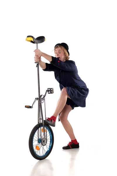 Клоун с одноколесным велосипедом — стоковое фото