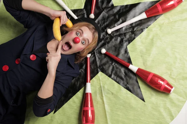 Clown and juggling clubs — Stock Photo, Image