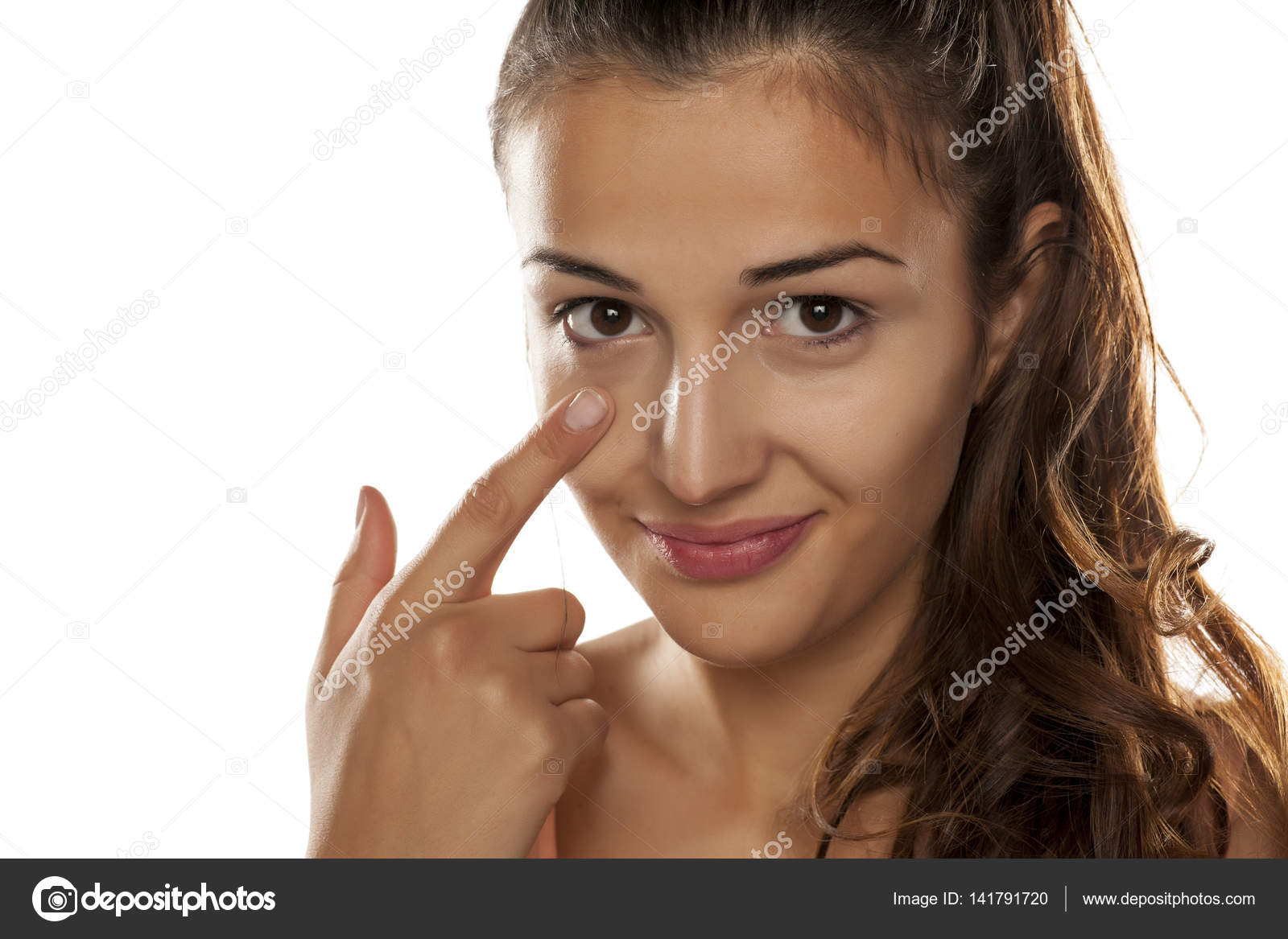 Девушка с кругами под глазами. Dark circles under the eyes. Женские глаза. Мешки под глазами. Темные круги и мешки под глазами.