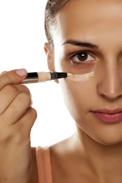 Kvinnor applicera concealer — Stockfoto