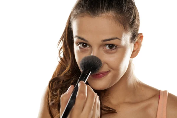 Polvo de maquillaje aplicar —  Fotos de Stock